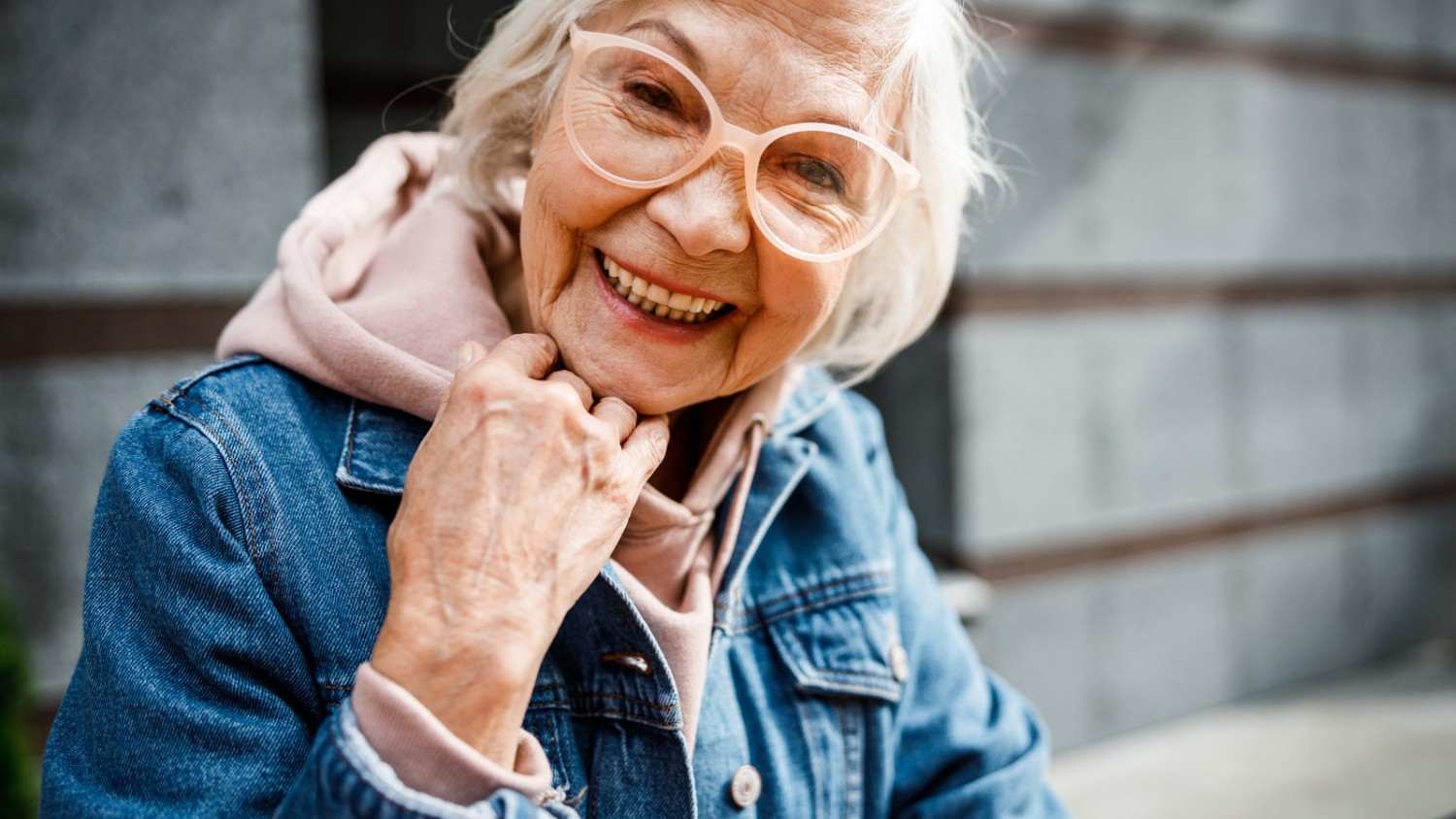 Implant-Retained Dentures vs Traditional Dentures in Honolulu, HI